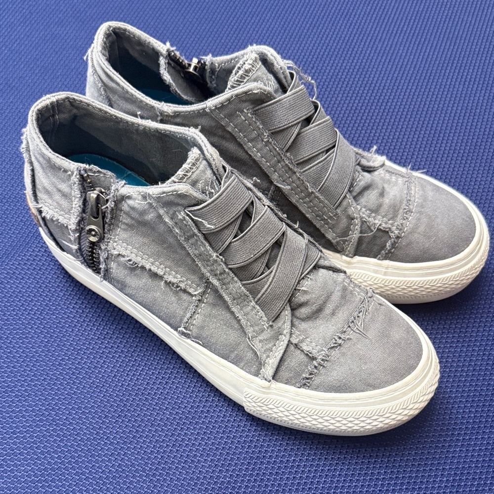 Stylish Gray High-Top Sneakers with Zipper